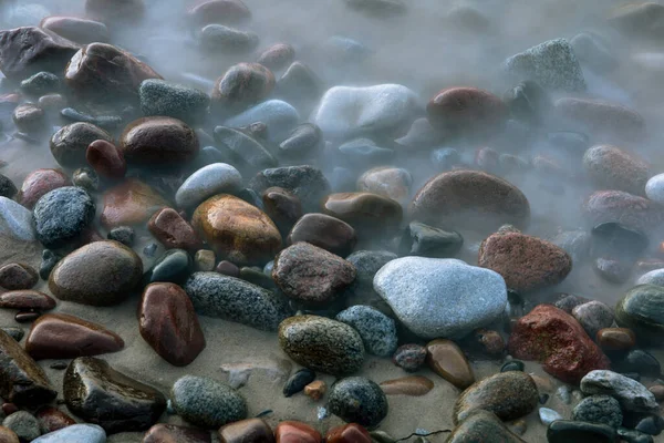Pedras Multicoloridas Lisas Costa Névoa Mar Uma Exposição Longa Crepúsculo — Fotografia de Stock