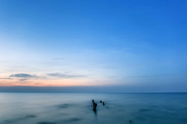 Longa Exposição Superfície Mar Lisa Com Quebra Mar Saindo Água — Fotografia de Stock