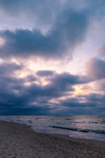 Písečná Pláž Moře Pochmurným Oblačným Počasím Purpurovém Světle Západu Slunce — Stock fotografie