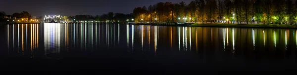 Nacht Cityscape Buurt Van Het Meer Met Felle Lichten Panorama — Stockfoto