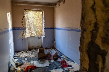 Issız, terk edilmiş bir apartmanın içinde.