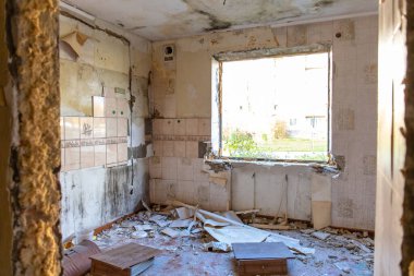 Issız, terk edilmiş bir apartmanın içinde.