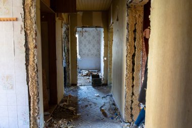 Issız, terk edilmiş bir apartmanın içinde.