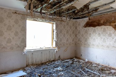 Issız, terk edilmiş bir apartmanın içinde.