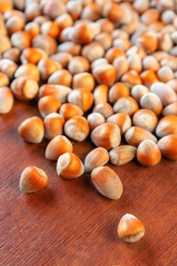 Tahta bir masada bir avuç fındık.