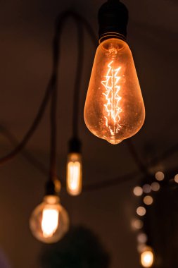 Cam ampullü parlak ampuller ve akkor lifli.