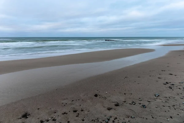 Landschaft Mit Breitem Sandstrand Der Kalten Ostsee Bei Trübem Wetter — Stockfoto