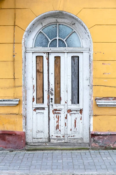 Старая Деревянная Дверь Отслаивающейся Белой Краской — стоковое фото