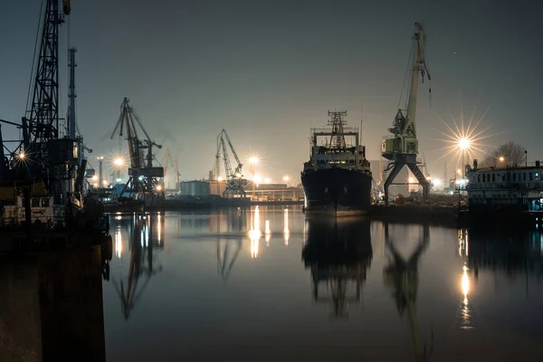 Nocny Port Rzece Dużym Statkiem Dźwigami — Zdjęcie stockowe