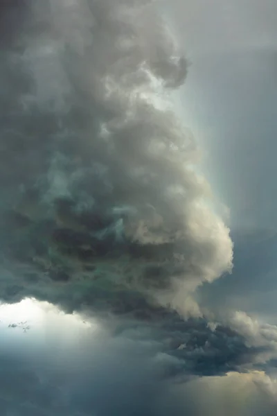Gran Nube Trueno Brillante Cielo Tormentoso Gris Azul Oscuro — Foto de Stock