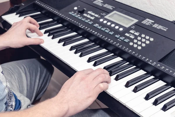Hands Pianist Man Playing Synthesizer Bright Home Studio Top View — Stock Photo, Image