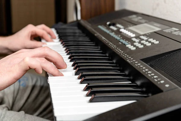 Mãos Pianista Tocando Sintetizador Estúdio Casa Brilhante — Fotografia de Stock