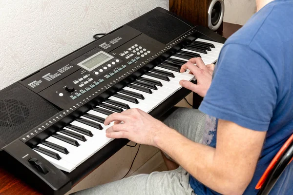 Hands Pianist Man Playing Synthesizer Bright Home Studio — Stock Photo, Image