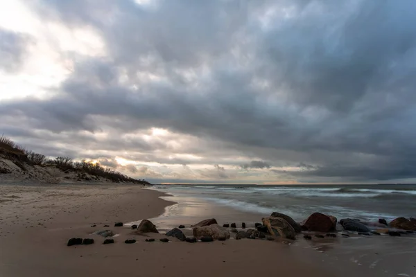 Baltské Moře Pláž Kameny Staré Vlnolamy Pod Pochmurnou Oblačnou Oblohou — Stock fotografie