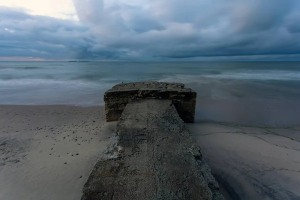 Meereslandschaft Alte Betonmole Meer Der Abenddämmerung Bei Langer Belichtung — Stockfoto