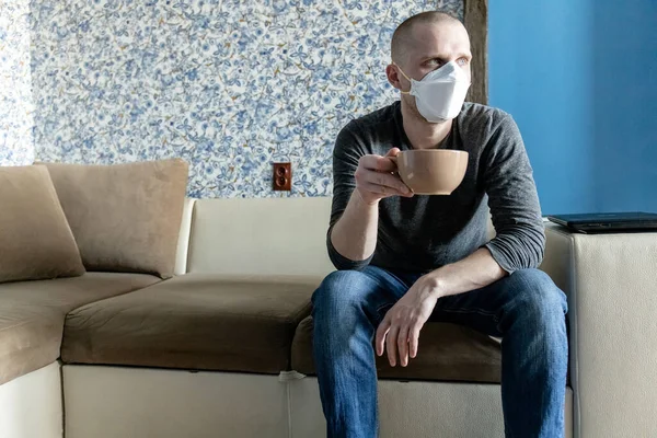 Giovane Uomo Con Respiratore Ffp1 Quarantena Nel Suo Appartamento Durante — Foto Stock