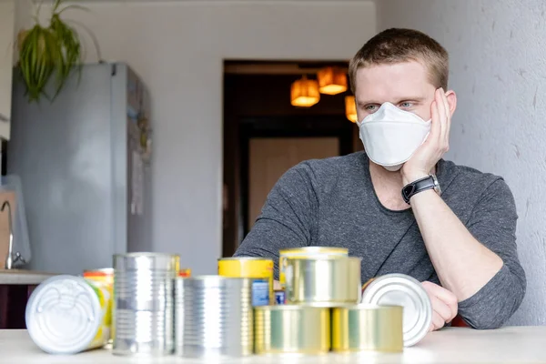 Giovane Maschera Medica Casa Con Cibo Scatola Che Prepara Una — Foto Stock