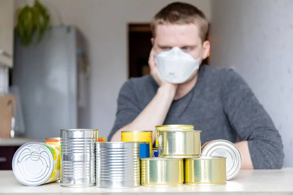 Giovane Sfocato Maschera Medica Casa Con Cibo Scatola Che Prepara — Foto Stock