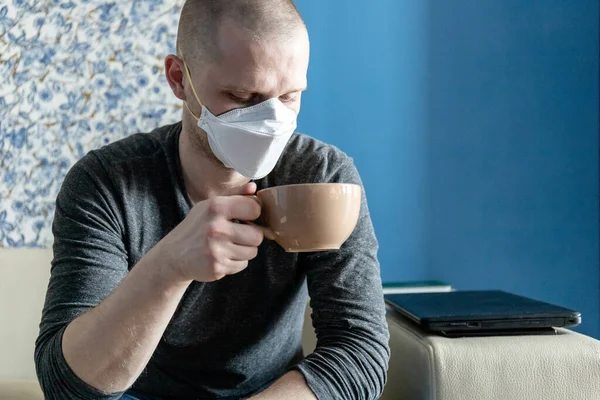 Giovane Uomo Con Respiratore Ffp1 Quarantena Nel Suo Appartamento Durante — Foto Stock