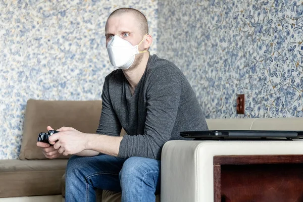 Giovane Uomo Con Respiratore Ffp1 Quarantena Nel Suo Appartamento Durante — Foto Stock