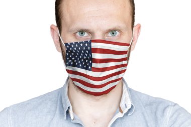 Beyaz arka planda ABD bayrağı olan tıbbi maskeli bir gencin portresi.