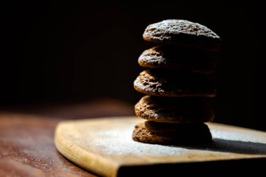 Tahtada bir yığın yulaflı kurabiye.