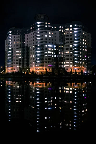 夜市の川沿いのアパート — ストック写真