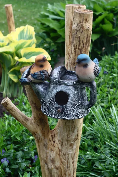 La casa para pájaros con un cuenco para beber . — Foto de Stock
