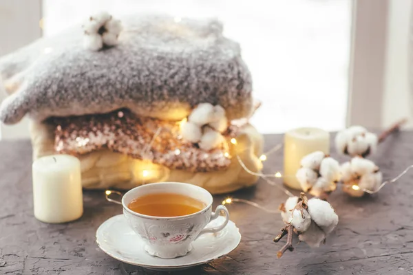 Tea Cup Top Cekinami Świeca Bawełna Szarym Tle — Zdjęcie stockowe