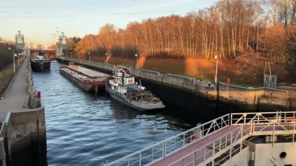 Вересень 2019, Москва, Росія, Брама Московського каналу. Бар "єр, вантажне судно, стоїть у протоці, щоб пропливти через замки в річку.. — стокове відео