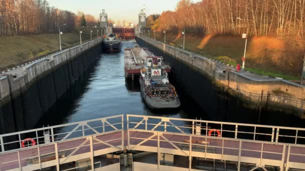 September 2019, Moskva, Ryssland, Moskvakanalens port. En pråm, ett lastfartyg, står i kanalen för att passera genom slussarna in i floden. — Stockvideo