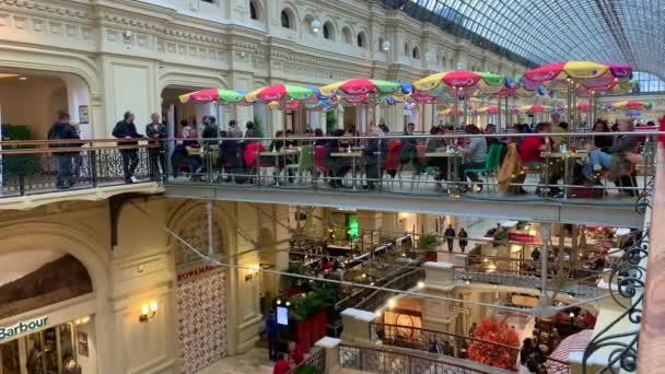 Novembre 2019, Moscou, Russie, la gomme principale Grand magasin, Une vue du troisième étage de personnes sous des parasols assis dans un café, sous le toit . — Video