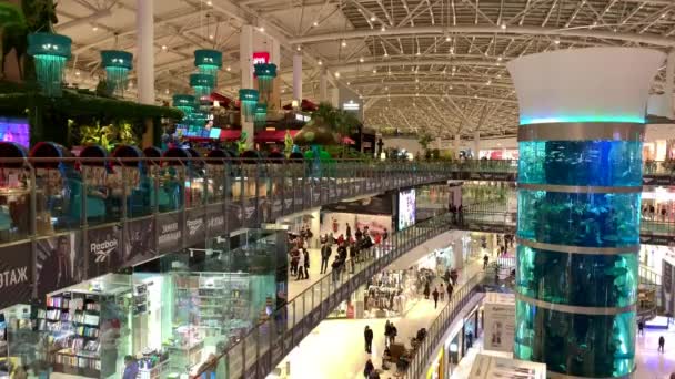 Settembre 2019, Mosca, Russia, Aviapark Shopping center, Vista dal terzo piano dell'acquario gigante. centri commerciali, negozi e clienti — Video Stock