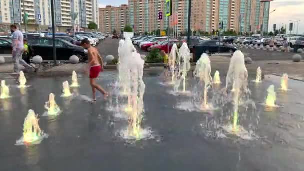 Août 2020, Moscou, Russie, Fontaine près du centre commercial Mega Khimki, Jeux d'enfants avec un jet de fontaine . — Video