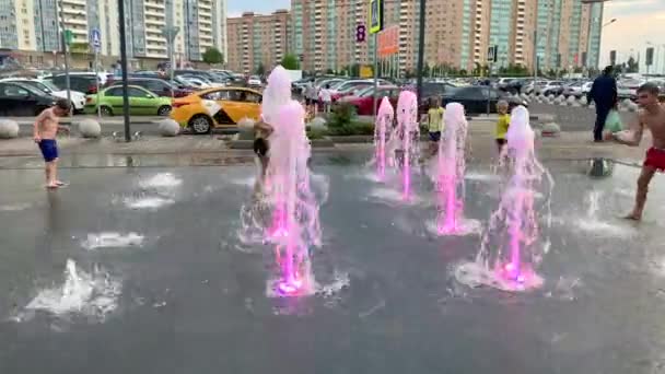 Augustus 2020, Moskou, Rusland, Stadsfontein bij Mega Khimki winkelcentrum, Kinderen spelen met fontein spray. — Stockvideo