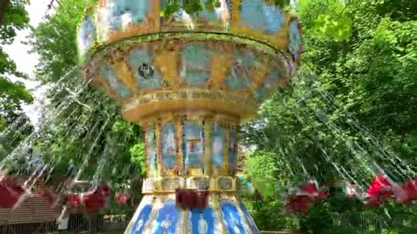 Červenec, 2019, Moskva, Rusko, zábavní park pro děti v Tushinu. Dětský kolotoč na řetězech kroužících s dětmi. na pozadí zelených stromů. — Stock video
