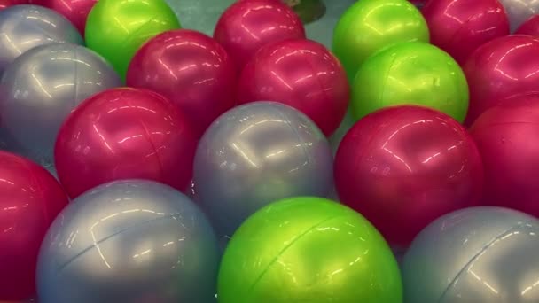 Plast våta bollar i vatten i rörelse, för lek. — Stockvideo