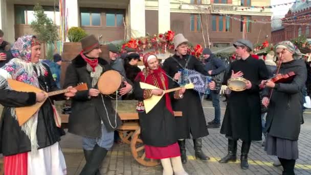 29 de febrero de 2020, Moscú, Rusia, festival MASLENITSA. Folklore ruso, músicos tocan instrumentos musicales y cantan . — Vídeos de Stock