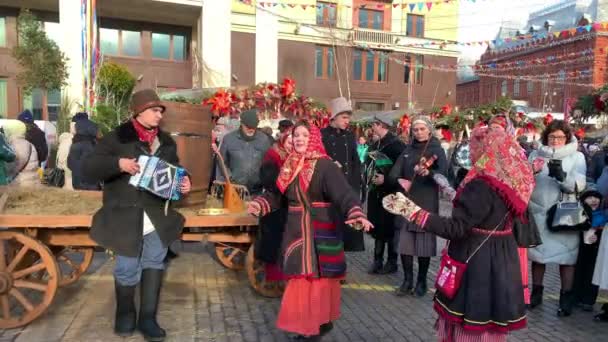 February 29, 2020, Moscow, Russia, MASLENITSA festival. Russian folklore, musicians play musical instruments and sing. — Stok video
