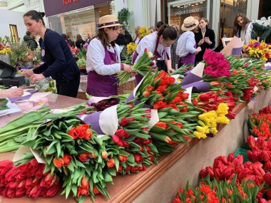 7 Mart 2020, Moskova, Rusya, Petrovsky geçidi, çiçekçi kızlar bayram için çiçeklerle çalışıyorlar..