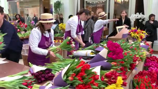 7 Mart 2020, Moskova, Rusya, Petrovsky geçidi, çiçekçi kızlar bayram için çiçeklerle çalışıyorlar.. — Stok video