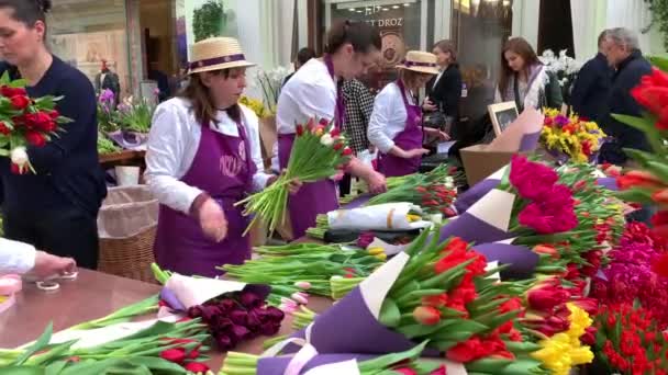 7 marca 2020, Moskwa, Rosja, Petrovsky przejście, Kwiaciarnie dziewczyny pracują z kwiatami na wakacje dla kobiet. — Wideo stockowe