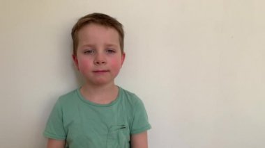 Küçük bir çocuk virüs ve hastalıklara karşı nasıl hızlı ve doğru bir şekilde koruyucu maske takılacağını gösteriyor..