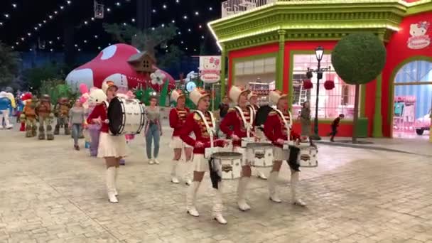 9. März 2020, Moskau, Russland, Vergnügungspark Insel der Träume. Parade von Helden, Trommlern mit Trommeln, Zeichentrickfiguren für Kinder. — Stockvideo