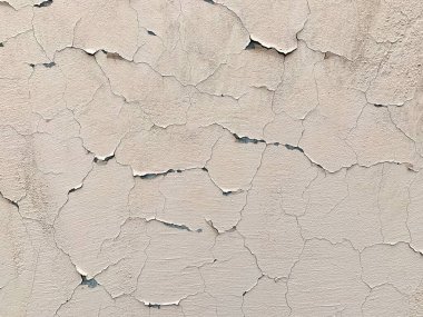 Doku eski, çatlamış gri bir boya, zamanla hırpalanmış..