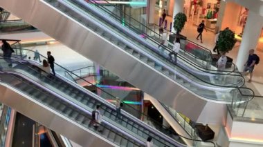 Ağustos 2019, Moskova, Rusya, Kaleydoskop Alışveriş Merkezi. Yürüyen merdivenin manzarası, insanlar mağazada inip çıkıyorlar..