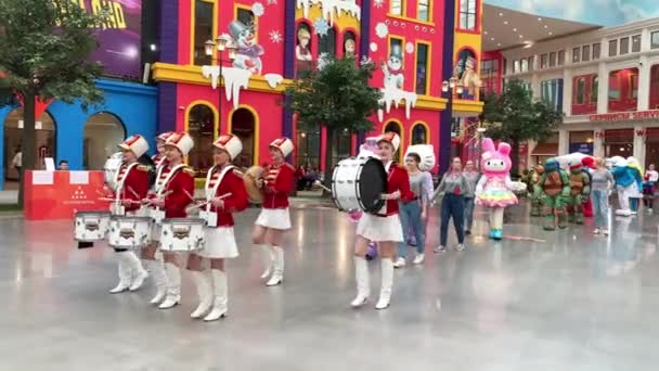 9 maart 2020, Moskou, Rusland, amusement Park Island of Dreams. Parade van helden, drummers met drums, kinderen stripfiguren. — Stockvideo