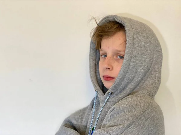 Adolescent garçon dans un gris sweat à capuche portrait . — Photo