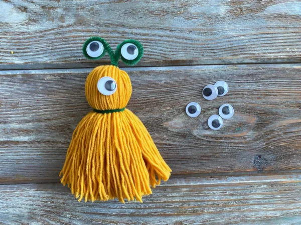 Gult monster med ögon, barnens kreativitet, gjort av garn. — Stockfoto