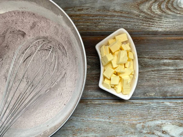 Сухая смесь муки и сахара с какао, добавить масло, в металлическую миску готовы к рецепту шоколадного печенья . — стоковое фото